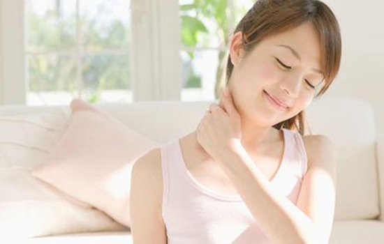 落枕脖子疼的厉害怎么办 治疗睡落枕脖子疼的妙招