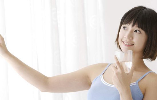 夏天一天喝多少水 夏季也切忌“勤补水”