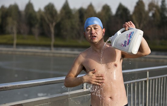 冬泳对高血压有益吗 高血压最好是冷水擦身