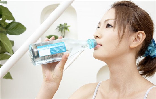 早上喝水的正确方法 早上喝一杯水有助于调理身体