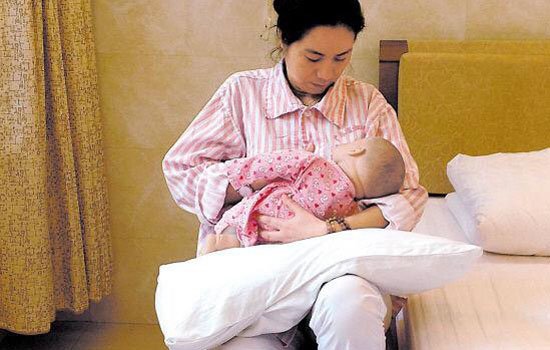 母乳喂养的正确姿势图解 变换这四种姿势利于哺乳