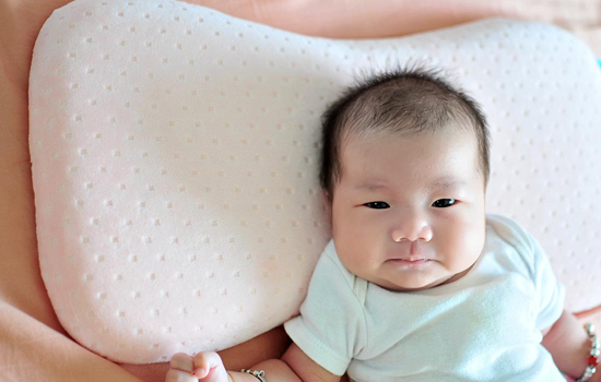 新生儿什么时候用枕头 过早用枕头反倒影响健康
