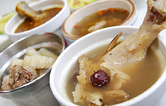 坐月子吃公鸡好还是母鸡好