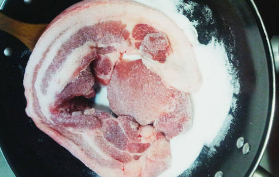 腌腊肉一斤肉放多少盐 腌腊肉放盐的比例很关键