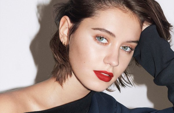 Iris Law 倾情演绎全新Burberry唇膏广告大片