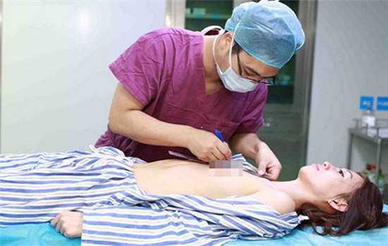 假体隆胸取出后悔死了 真人经历告诉你为什么后悔