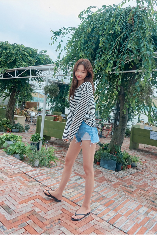黑白条纹T恤搭配什么裤子 文艺小少女