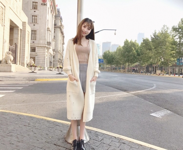 白色开衫里面配什么  这样搭配轻松穿出文艺淑女范