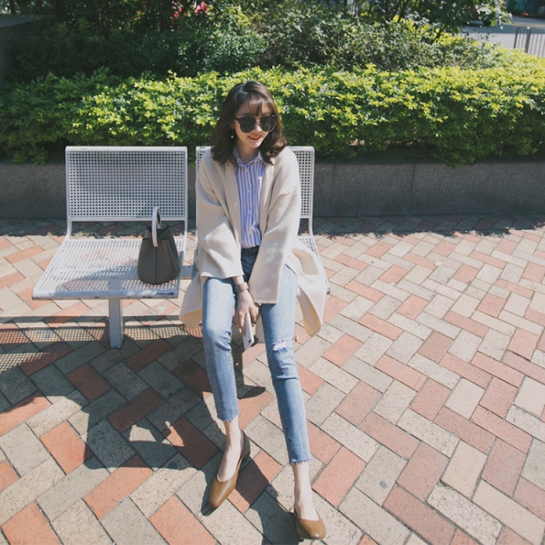 白色开衫里面配什么  这样搭配轻松穿出文艺淑女范