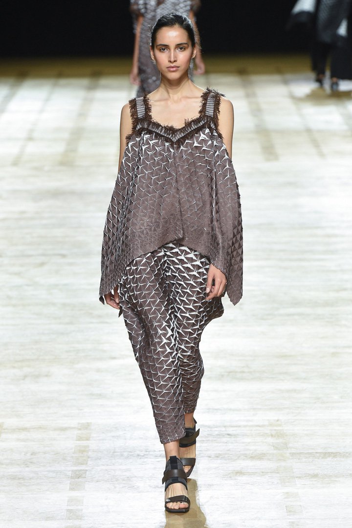 Issey Miyake（三宅一生）2024巴黎时装周时装秀