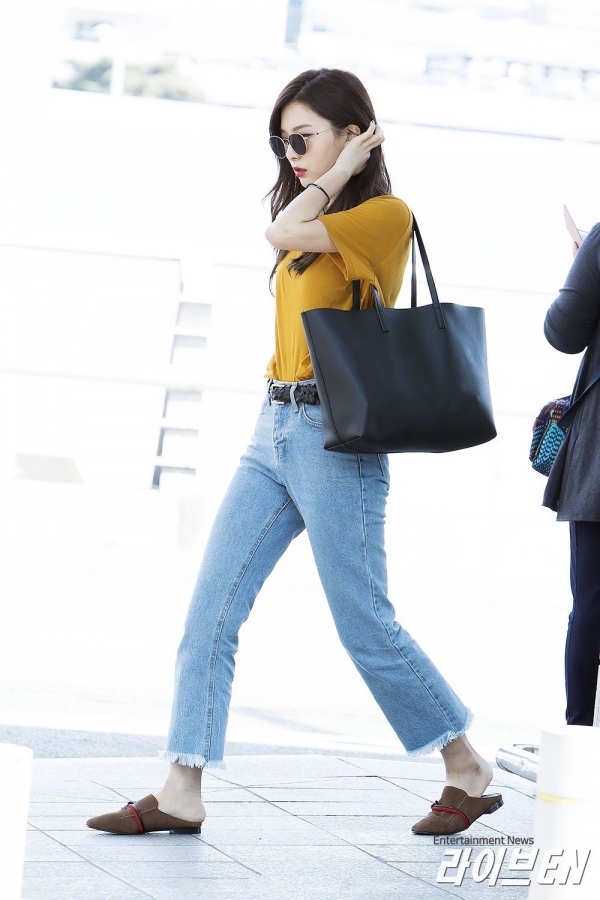 牛仔裤+时髦T恤   打造初夏最美look