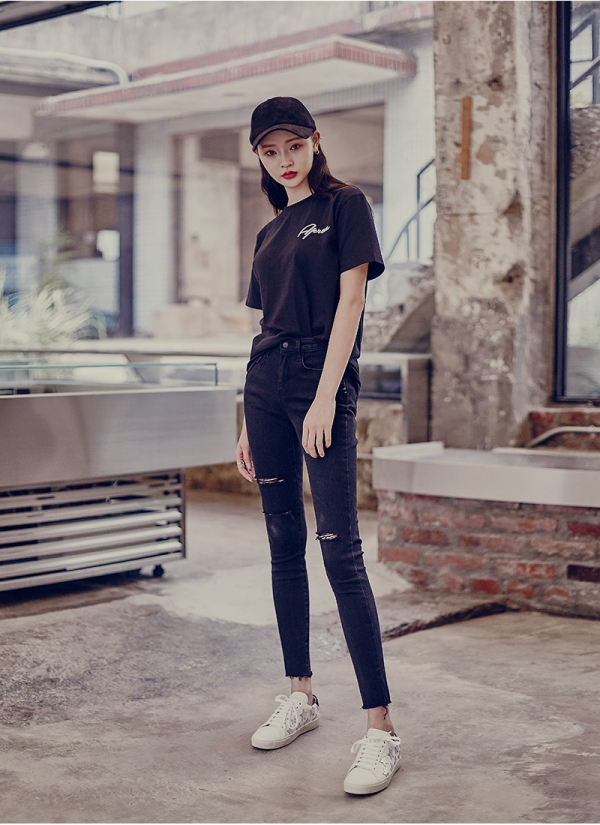 黑色铅笔裤配什么鞋子 百搭又高街的Style