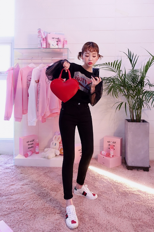 黑色铅笔裤配什么鞋子 百搭又高街的Style