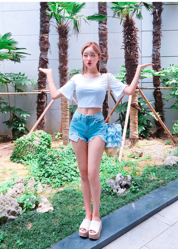 浅蓝色牛仔短裤配什么上衣 打造夏日小清新