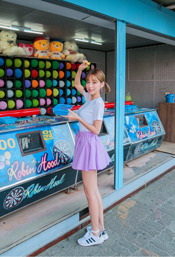 T恤配百褶裙 尽显俏皮少女范儿