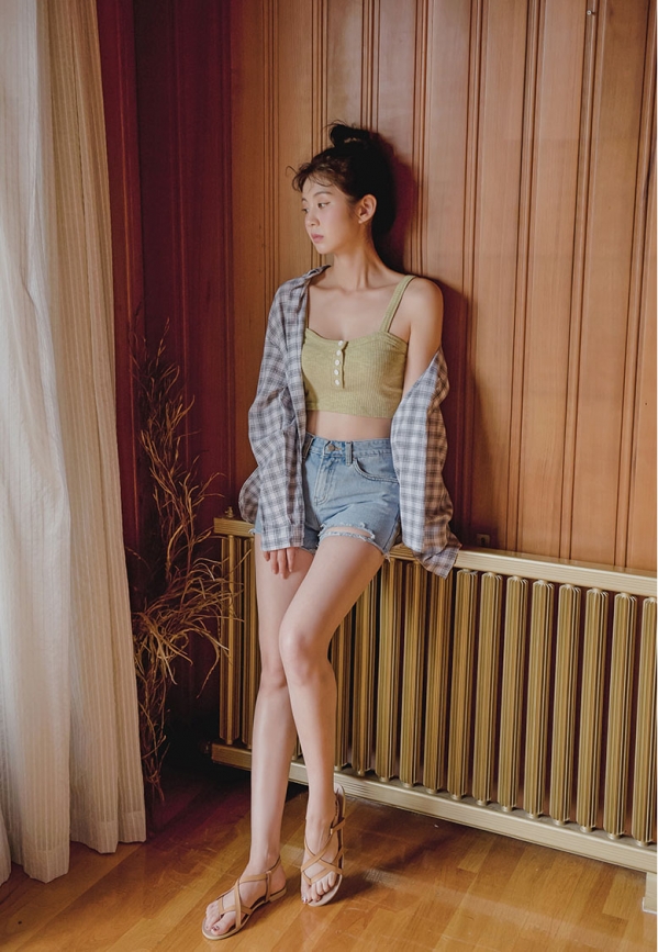 衬衫配牛仔短裤 打造完美美腿杀