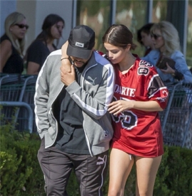  Selena Gomez 与男友街头大秀恩爱 球服情侣装配一脸