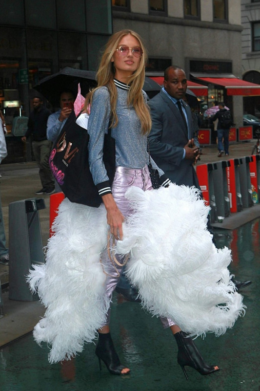 超模Romee Strijd  维密纽约街拍 手拿白色翅膀潮范十足粉丝纷纷打call