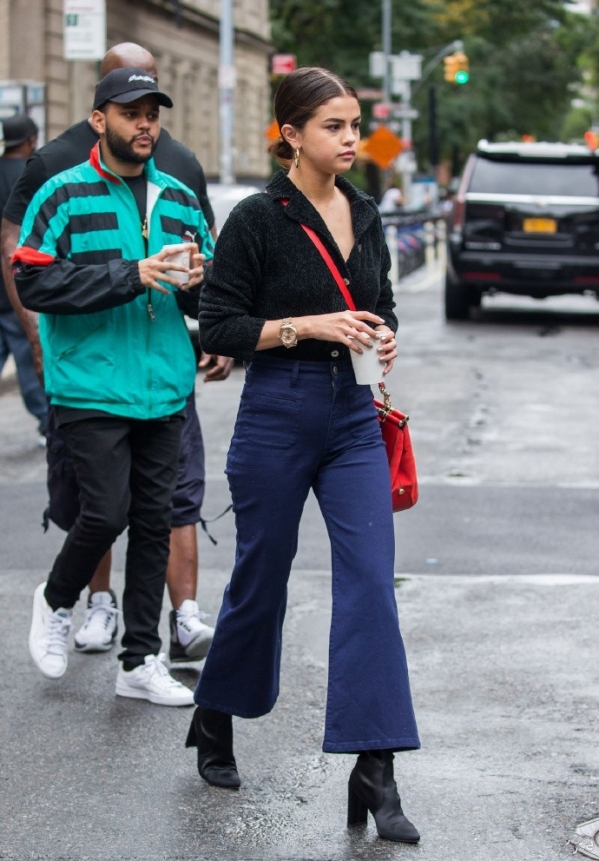  ​​​​ Selena Gomez黑色V领上衣+七分喇叭裤 潮范出街十分显瘦