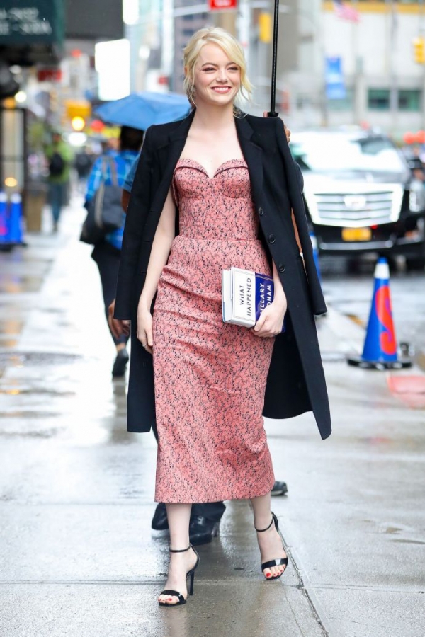 emma stone最新街拍 粉色抹胸裙搭配西装外套美似白雪公主