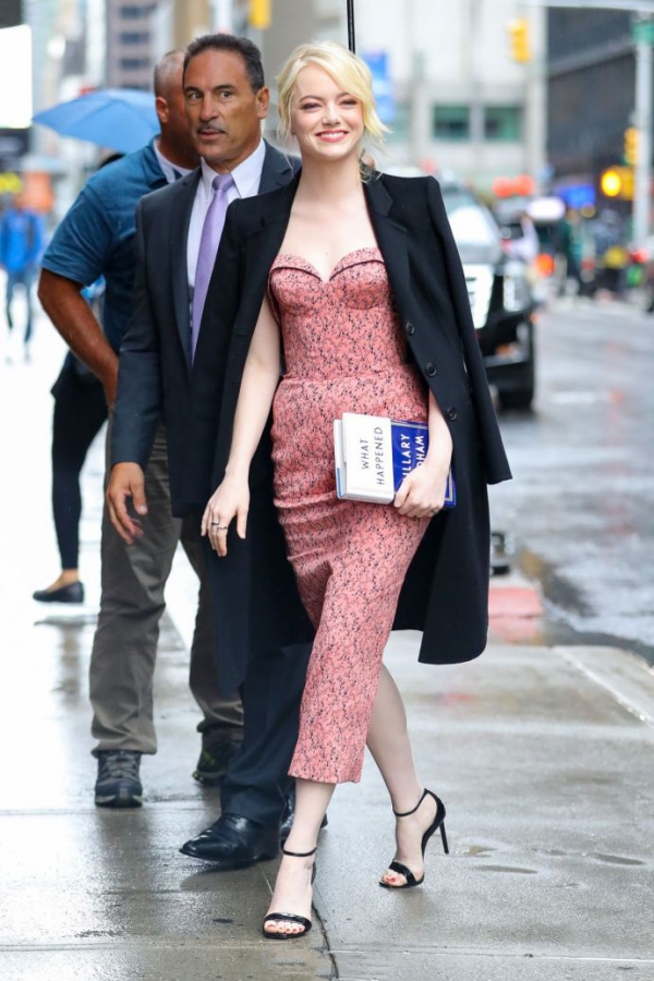 emma stone最新街拍 粉色抹胸裙搭配西装外套美似白雪公主