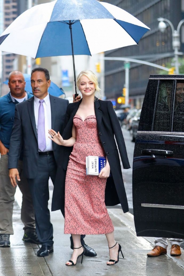 emma stone最新街拍 粉色抹胸裙搭配西装外套美似白雪公主