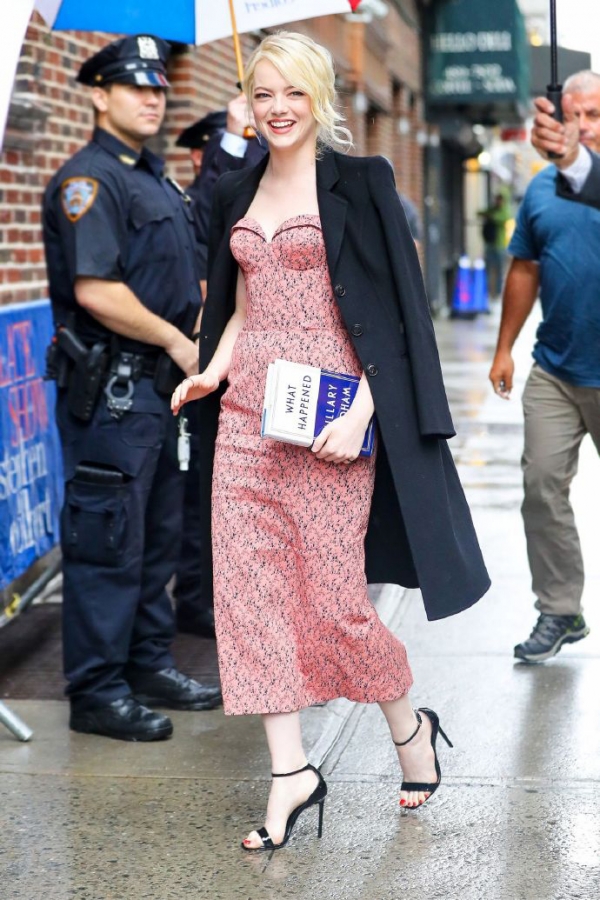 emma stone最新街拍 粉色抹胸裙搭配西装外套美似白雪公主
