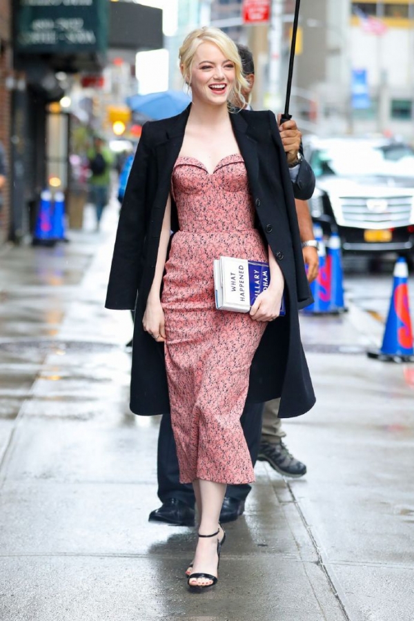 emma stone最新街拍 粉色抹胸裙搭配西装外套美似白雪公主