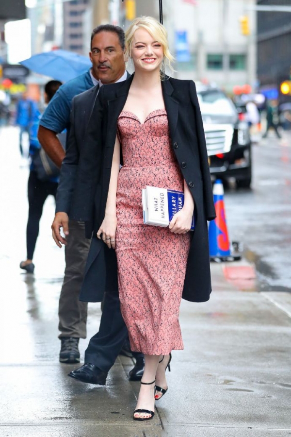 emma stone最新街拍 粉色抹胸裙搭配西装外套美似白雪公主