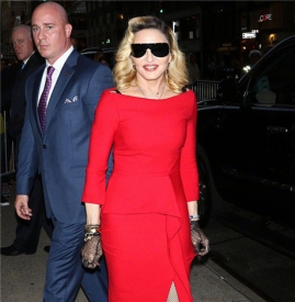 “流行女帝”麦当娜Madonna现身街头  红裙大秀S曲线身材好到爆