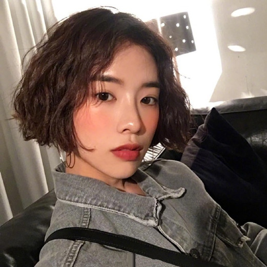 黑色短卷发发型图片 时髦不显老气