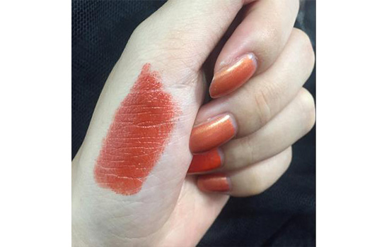欧莱雅口红枫叶红 LOREAL RB301枫叶红试色