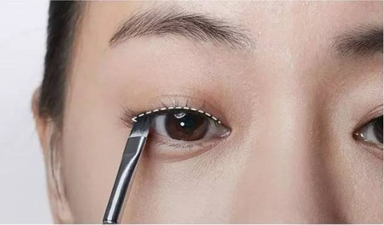 假睫毛怎么帖 化妆小白看过来
