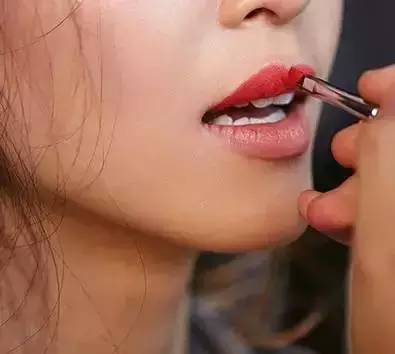 漂亮的唇妆怎么画的？手把手教你入门级唇妆画法