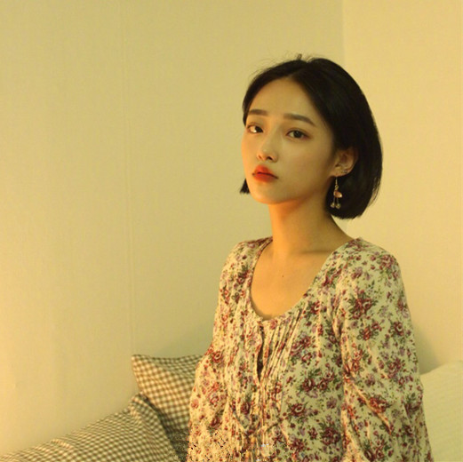 女学生短发无刘海发型 尽显学院风