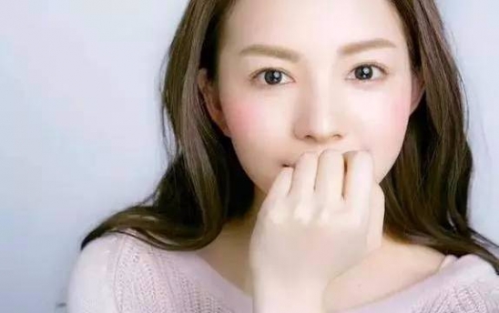 肌肤毛孔粗大原因 为什么肌肤会毛孔粗大