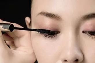 怎么样能不晕妆   学着这些化妆步骤保证你一整天都不晕妆