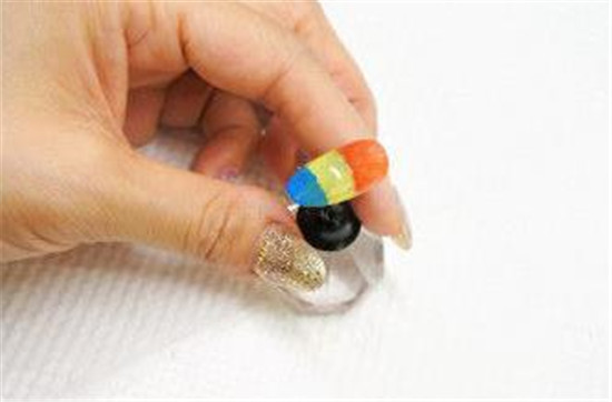 三色渐变美甲怎么做 在家就能DIY