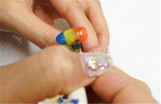 三色渐变美甲怎么做 在家就能DIY