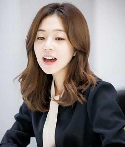 鹅蛋脸女生适合什么发型 气质中分发让你呈现完美脸型