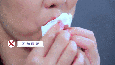 嘴唇干裂脱皮怎么办  哪个男神会愿意壁咚嘴唇起皮的你呢