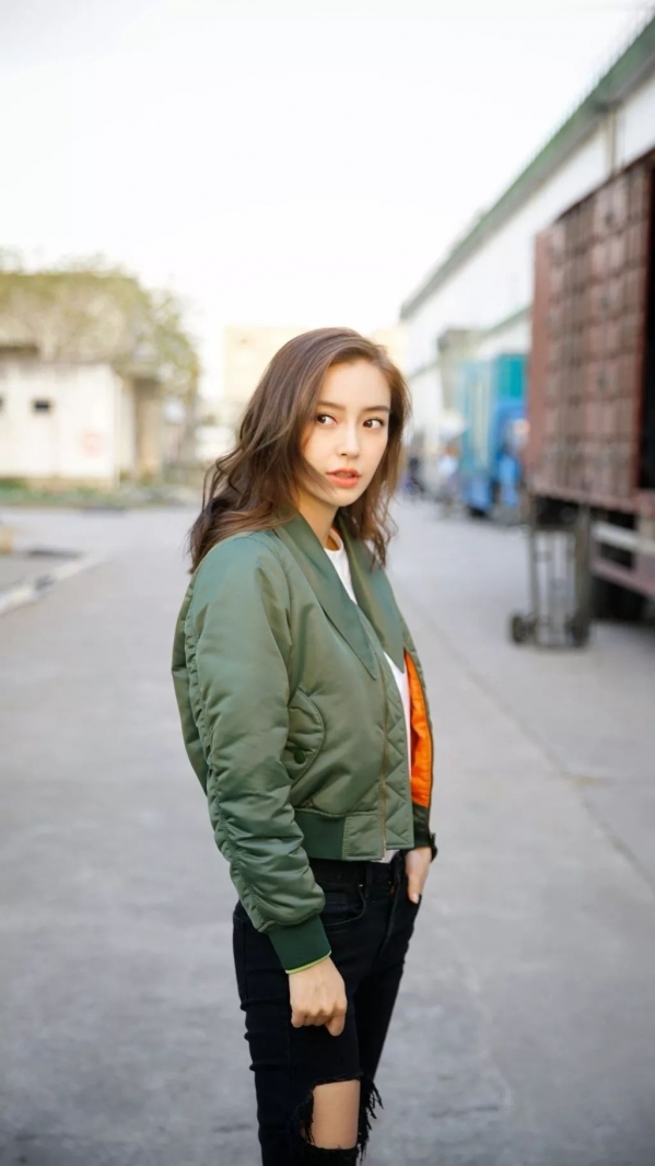 棒球服怎么搭配 看女星街拍教你棒球服如何搭出时尚