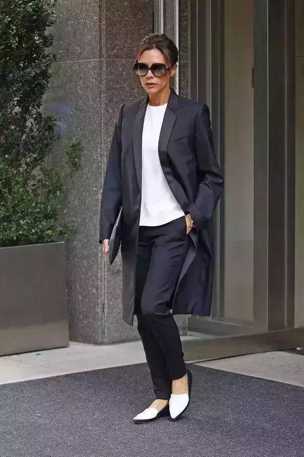 小黑裤怎么搭配衣服  小黑裤配什么上衣