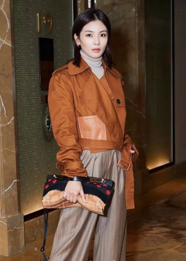 焦糖色配什么颜色好看  时髦的女孩选择这样穿