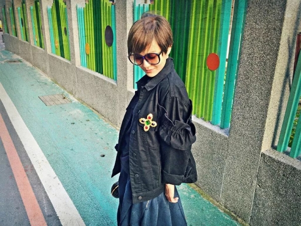 中性打扮的帅气女孩  谁说女孩不能剪短发穿球鞋？