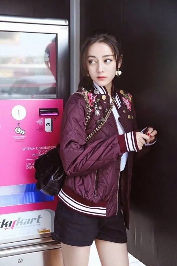 棒球服怎么搭配 看女星街拍教你棒球服如何搭出时尚