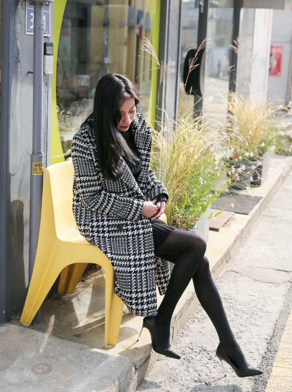 黑白格子大衣里面搭配什么衣服 尽显优雅女人味