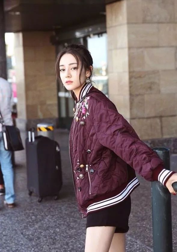 棒球服怎么搭配 看女星街拍教你棒球服如何搭出时尚