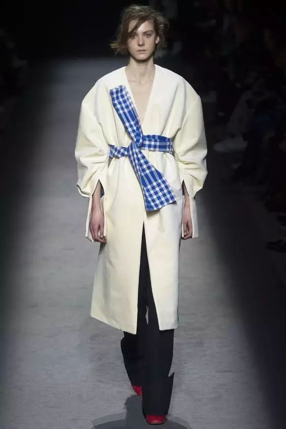 2024服装流行元素 “绑”起来才够时尚
