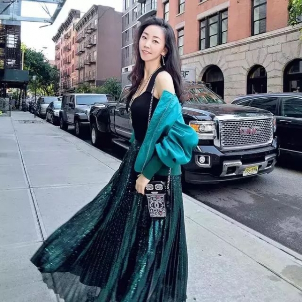 棒球外套怎么搭配 万能的两招教给你